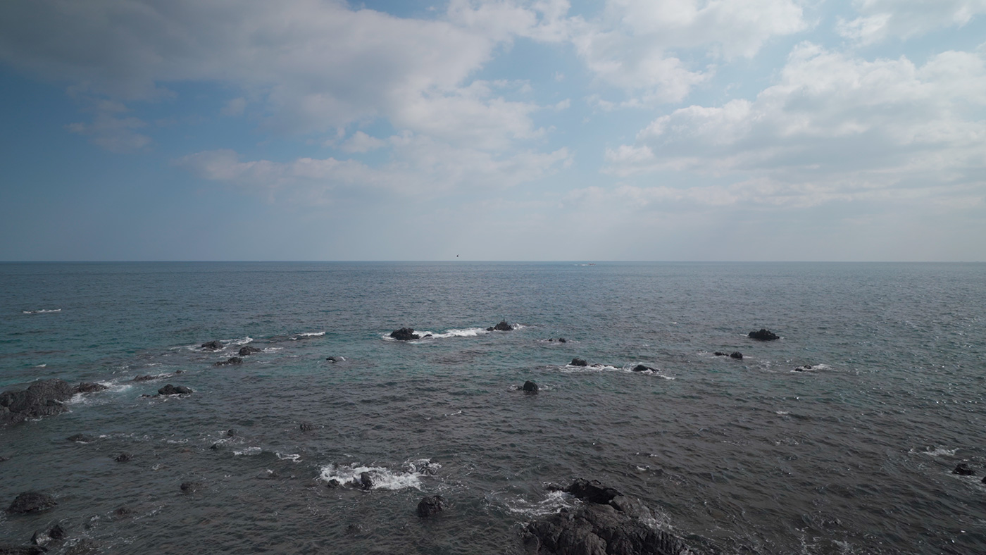 Scene 7 Overlooking the vastness of the ocean